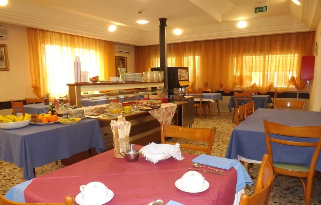 Hotel La Vela Bellaria-Igea Marina Bagian luar foto